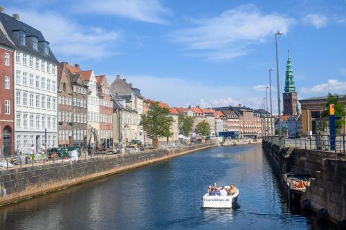 Cozy 1-bedroom apartment in the historical center of Copenhagen close to Tivoli - main image