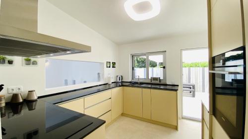 keuken, Moderna by Check-in Portugal in Quarteira