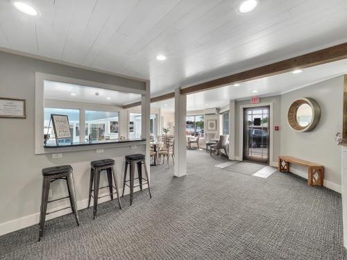 203 Pointes North Inn - image 6