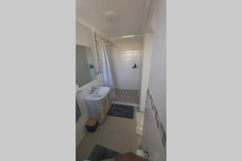 Bathroom, Cottage self catering unit with ensuite. in Kidd's Beach