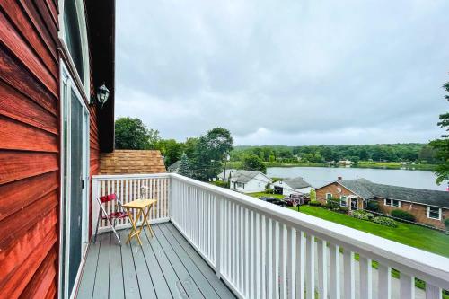 Lakeside Berkshires Home Near Hiking and Skiing! in Lanesborough, USA