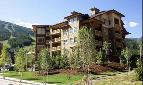 Ski In/Out - 2 Bedroom Family Condo - Sitting Slope side!