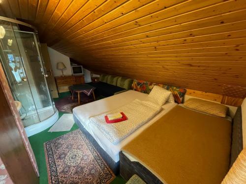 1 double bed, 1 twin bed