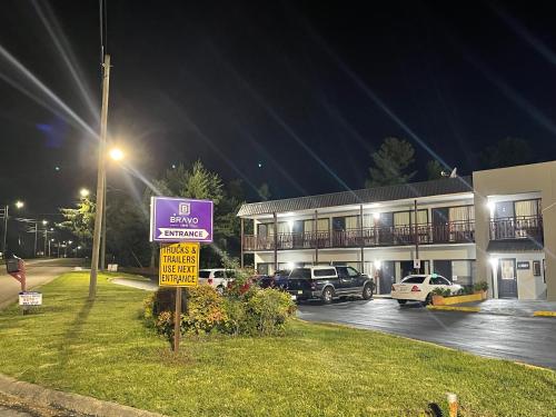 Eksterijer hotela, Bravo Inn in Johnson City (TN)