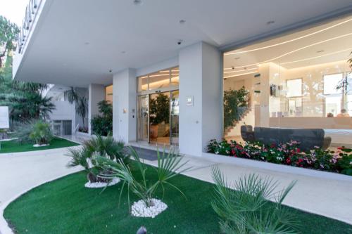Nice & bright studio with veranda & parking in Villeneuve-Loubet - Welkeys