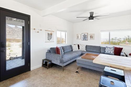 1 Minute To Joshua Tree National Park, Hot Tub, Stars, Private - The WKNDR in Twentynine Palms, USA
