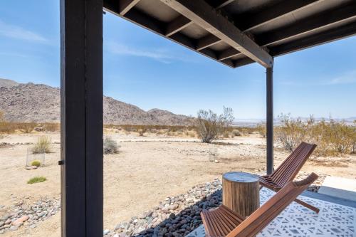 1 Minute To Joshua Tree National Park, Hot Tub, Stars, Private - The WKNDR in Twentynine Palms, USA