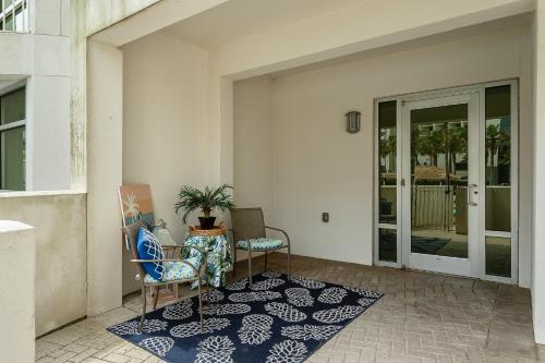 Premiere Bungalow w/private pool & hot tub on 2,000 SqFt private patio