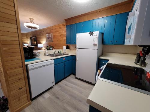 FROM 79 a NIGHT POOL & HOT TUB Beary Beautiful Mountain Retreat 208