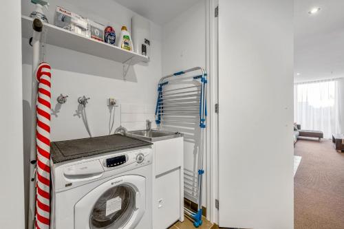 Sleeps 5, PERFECT LOCATION 5 mins to Chapel St