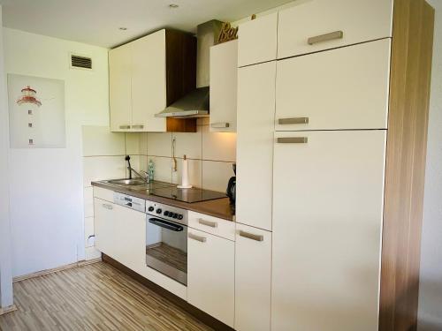 dapur, PANORAMIC FeWo SEESCHWALBE - Pool - Familien - strandnah - Hunde in Sierksdorf