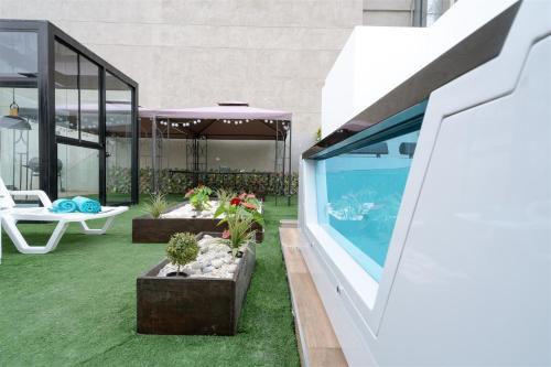 Exclusive Penthouse with Private Rooftop Jacuzzi by Simply Comfort
