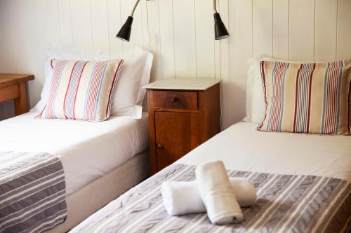2 twin beds