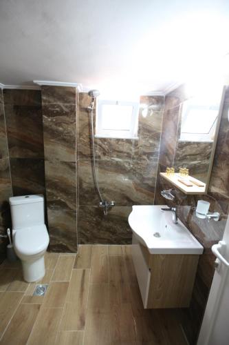 Double Room with Balcony image 10