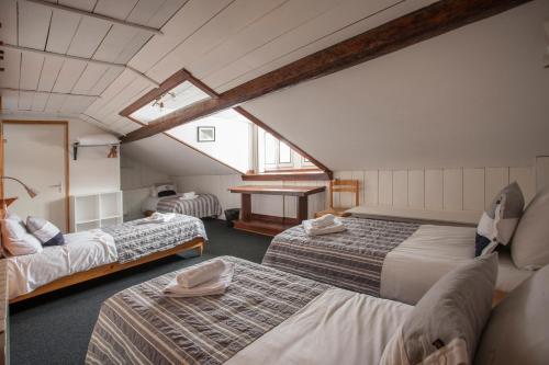 4 twin beds