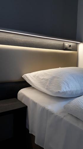 2 twin beds