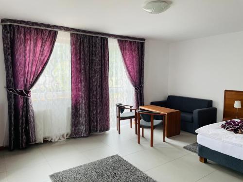 1 queen bed, 1 sofa bed