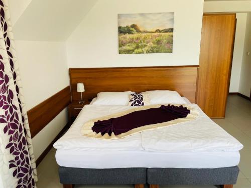 1 queen bed, 1 sofa bed