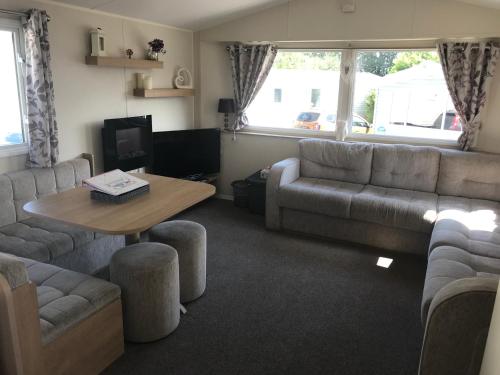 Stunning deluxe 3 bedroomed caravan with CH, DG and decking. - Blackpool