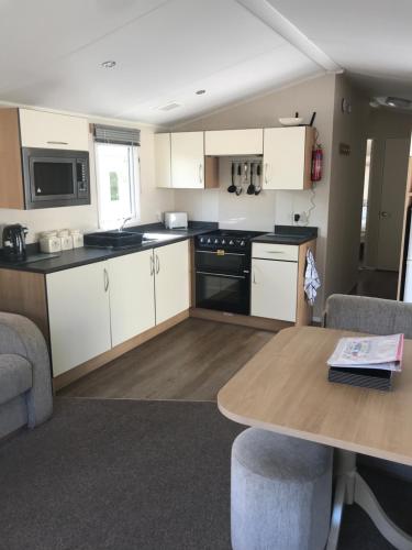 Deluxe 3 bedroomed caravan on Marton Mere with CH DG and decking in Marton