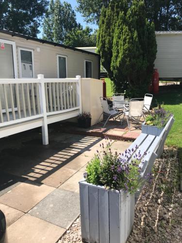 Deluxe 3 bedroomed caravan on Marton Mere with CH DG and decking in Marton