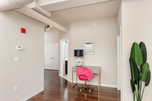 2BR Lux Apartment With Rooftop Deck Gym & Parking - image 11