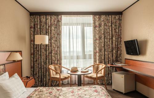 Cosmos Club Hotel - image 12