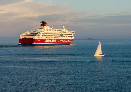 Faciliteiten, Viking Line ferry Viking XPRS - Night Cruise from Helsinki near Kaivopuisto