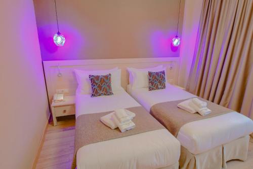 2 twin beds