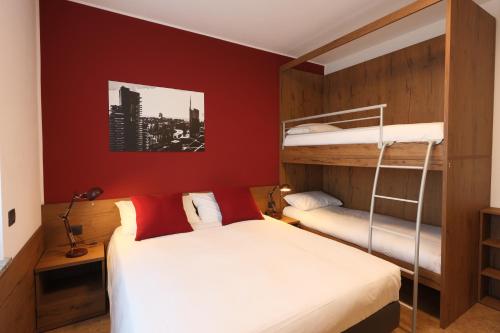 1 queen bed, 2 twin beds
