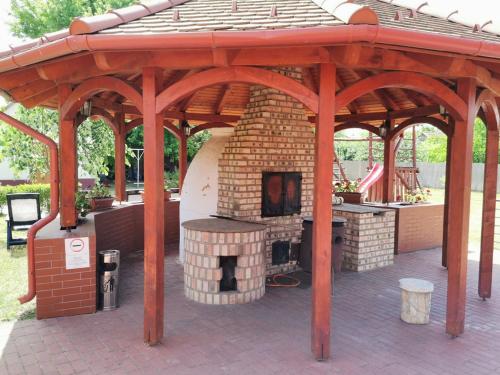 Kamilla Panzió és Rendezvényház (Kamilla Panzio es Rendezvenyhaz) in هاجدوس زوبوزلو