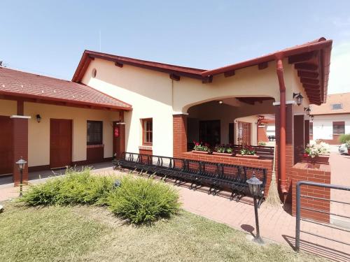 Kamilla Panzió és Rendezvényház (Kamilla Panzio es Rendezvenyhaz) in هاجدوس زوبوزلو