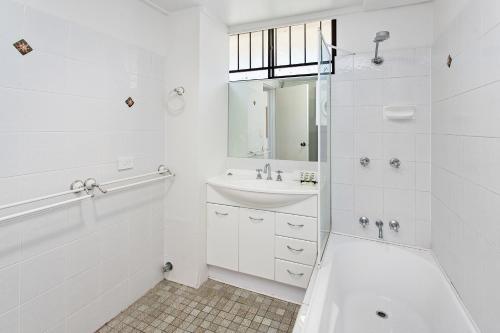 Cosy Unit with Parking near New Farm Park and River