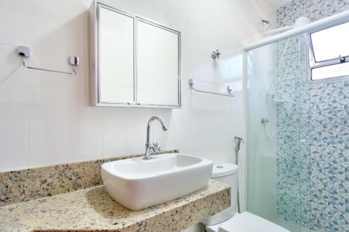 Apartamento com 02 dormitorios bem equipado com Ar condicionado - 100 metros da Praia