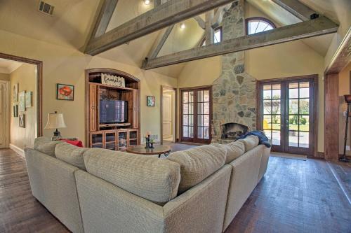 Lavish Celina Home with Patio and Game Room! in พลาโน (TX)