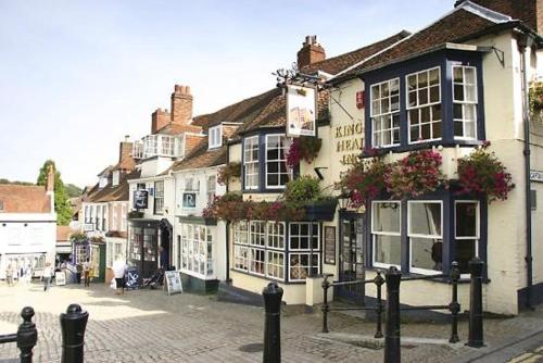THE HIDEAWAY - LUXURY SELF CATERING COASTAL APARTMENT WITH PRIVATE ENTRANCE - JUST A FEW MINUTES WAL