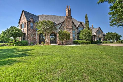 Lavish Celina Home with Patio and Game Room! in พลาโน (TX)