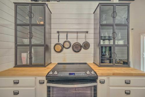 Chic and Modern Cabin Escape by Pinecrest Lake - image 3