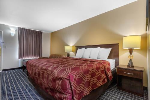 Econo Lodge - image 8
