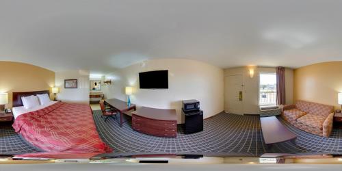 Econo Lodge - image 2