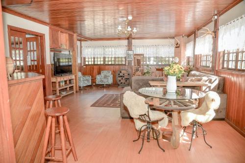 gedeelde lounge/tv-ruimte, Hotel Refugio Alpino in Campos Do Jordao