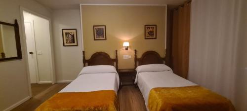 2 twin beds