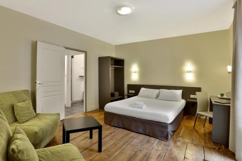 1 queen bed, 2 twin beds
