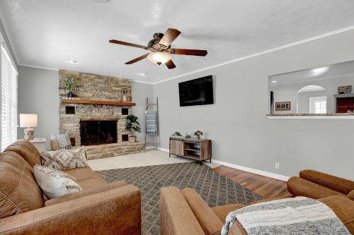 New Upscale Home close to Main St with Grill - main image