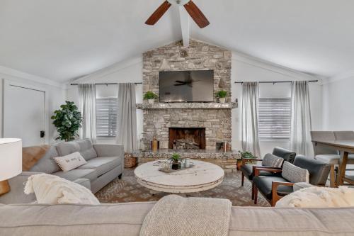 Gorgeous Home Near Wineries with Hot Tub and Fire Pit - image 3