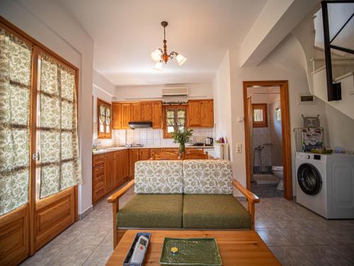 Olive House in Damoucharu with a sea view