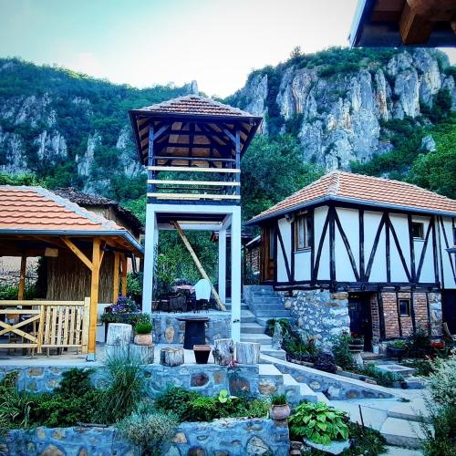 Golemi kamik Pirot in Pirot