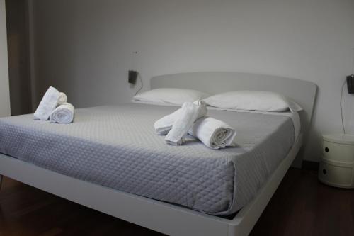 1 queen bed, 1 twin bed, 1 sofa bed