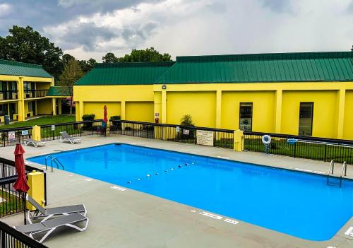 สระว่ายน้ำ, Red Carpet Inn and Suites Kinston NC in คิงส์ตัน (NC)
