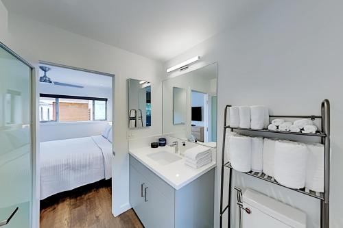 Rock Piles & Pipeline En Suite - Beachfront Units home - image 9